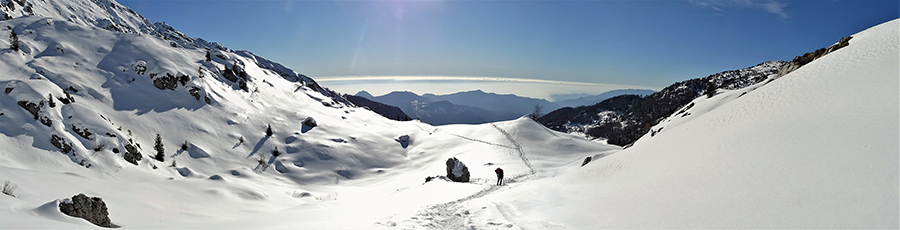 In discesa dalla Baita del Gioan-Passo La Forca (1848 m) alle Baite d'Alben